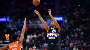 Jalen Picket firma un two-way