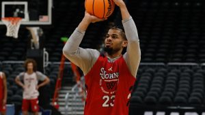 Bryce Hopkins, durante un calentamiento con los St. John's Red Storm .