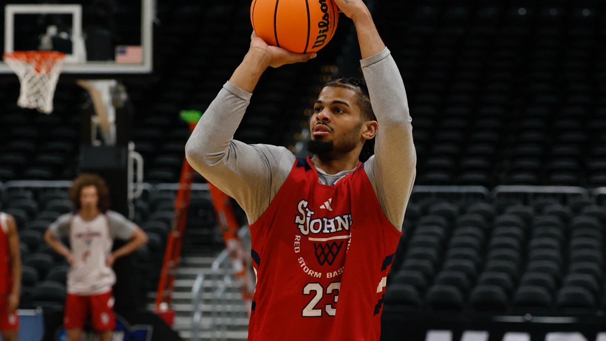 Bryce Hopkins, durante un calentamiento con los St. John's Red Storm .