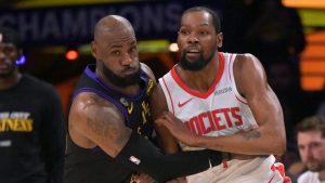 Kevin Durant pelea por la posición con LeBron James.