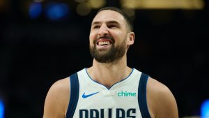 Klay Thompson, disputando un partido con los Mavericks.