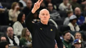 Rick Carlisle, dando indicaciones desde la banda durante un partido de los Pacers.