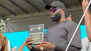Jaylen Brown, recibiendo las llaves de la ciudad de Boston.