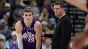 Will Hardy, entrenador de los Utah Jazz, junto a Lauri Markkanen.