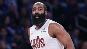 James Harden, disputando un partido con los Cleveland Cavaliers.