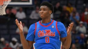 Malik Dia, disputando un partido en la NCAA.