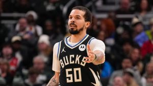 Cole Anthony, disputando un partido con los Milwaukee Bucks.