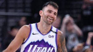John Konchar, disputando un partido con los Utah Jazz.
