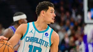 Josh Green, disputando un partido con los Charlotte Hornets.