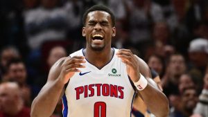 Jalen Duren, lamentándose durante un partido de los Detroit Pistons.