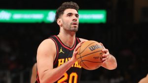Georges Niang, disputando un partido con los Atlanta Hawks.