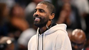 Kyrie Irving, siguiendo un partido de los Dallas Mavericks desde la banda.