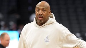Vin Baker, siendo asistente de los Milwaukee Bucks.