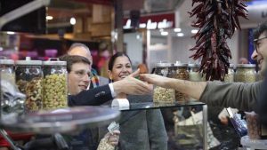 Podcast NBAMANIACS 247 | Foto de José Luis Martínez Almeida en un mercado de la ciudad de Madrid.