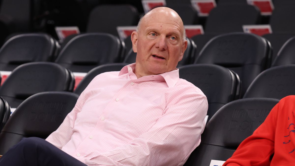 Steve Ballmer sentado en la grada.