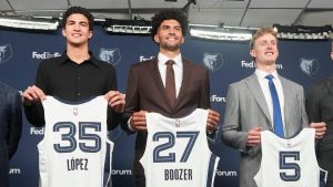 Cam Boozer y Karim López posan con la camiseta de los Memphis Grizzlies.