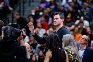 Danilo Gallinari saludando