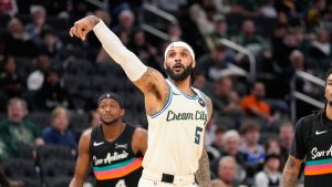 Gary Trent Jr. lanzando a canasta.