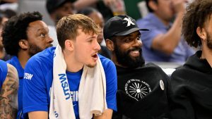 Cooper Flagg y Kyrie Irving en el banquillo de los Dallas Mavericks.