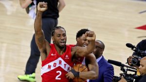 Kawhi leonard celebra el título con los Raptors