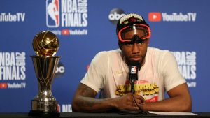 Kawhi Leonard posa con su Finals MVP.