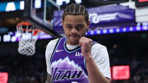 Keyonte George celebra una canasta con los Utah Jazz.