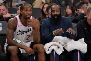 Kawhi Leonard y James Harden hablando en el banqullo de Clippers