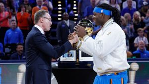 Sam Presti y Lu Dort se saludan en la cereonia de entrega del anillo en 2025.
