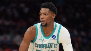 Brandon Miller, disputando un partido con los Charlotte Hornets.