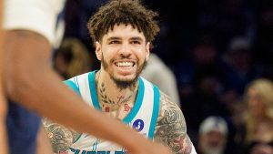LaMelo Ball, sonriente durante un partido de los Charlotte Hornets.