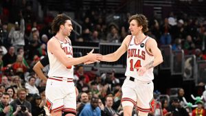 Josh Giddey, celebrando un acción de un partido de los Chicago Bulls junto a Matas Buzelis.
