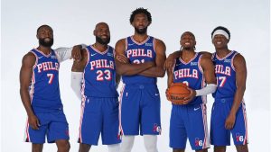 LeBron James posa junto al resto del quinteto de los Sixers.