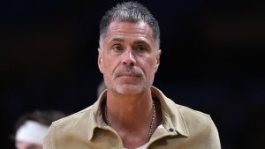 Rob Pelinka, durante un partido de Los Angeles Lakers.