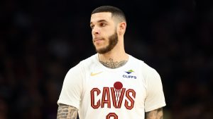 Lonzo Ball, disputando un partido con los Cleveland Cavaliers.