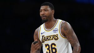 Marcus Smart, disputando un partido con los Lakers.