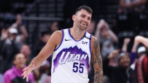John Konchar, sonriente durante un partido con los Utah Jazz.