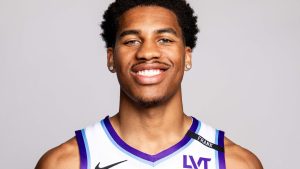 Matthew Murrell, posando como jugador de los Utah Jazz.