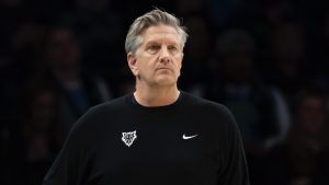 Chris Finch, dirigiendo un partido de los Minnesota Timberwolves,