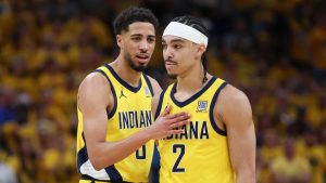 Tyrese Haliburton, junto a Andrew Nembhard durante un partido.