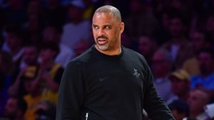Ime Udoka, dirigiendo un partido de los Houston Rockets.