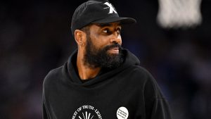 Kyrie Irving, acudiendo a un partido de los Dallas Mavericks en la campaña 2025-26.