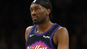 Mark Williams, disputando un partido con los Phoenix Suns.