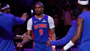 Ausar Thompson, durante la presentación de un partido con los Pistons.