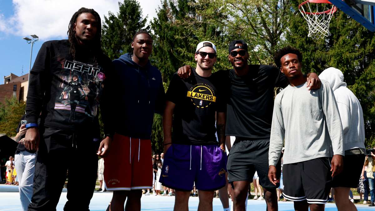 Luka Doncic, junto a algunos de sus compañeros de los Lakers en Liubliana.