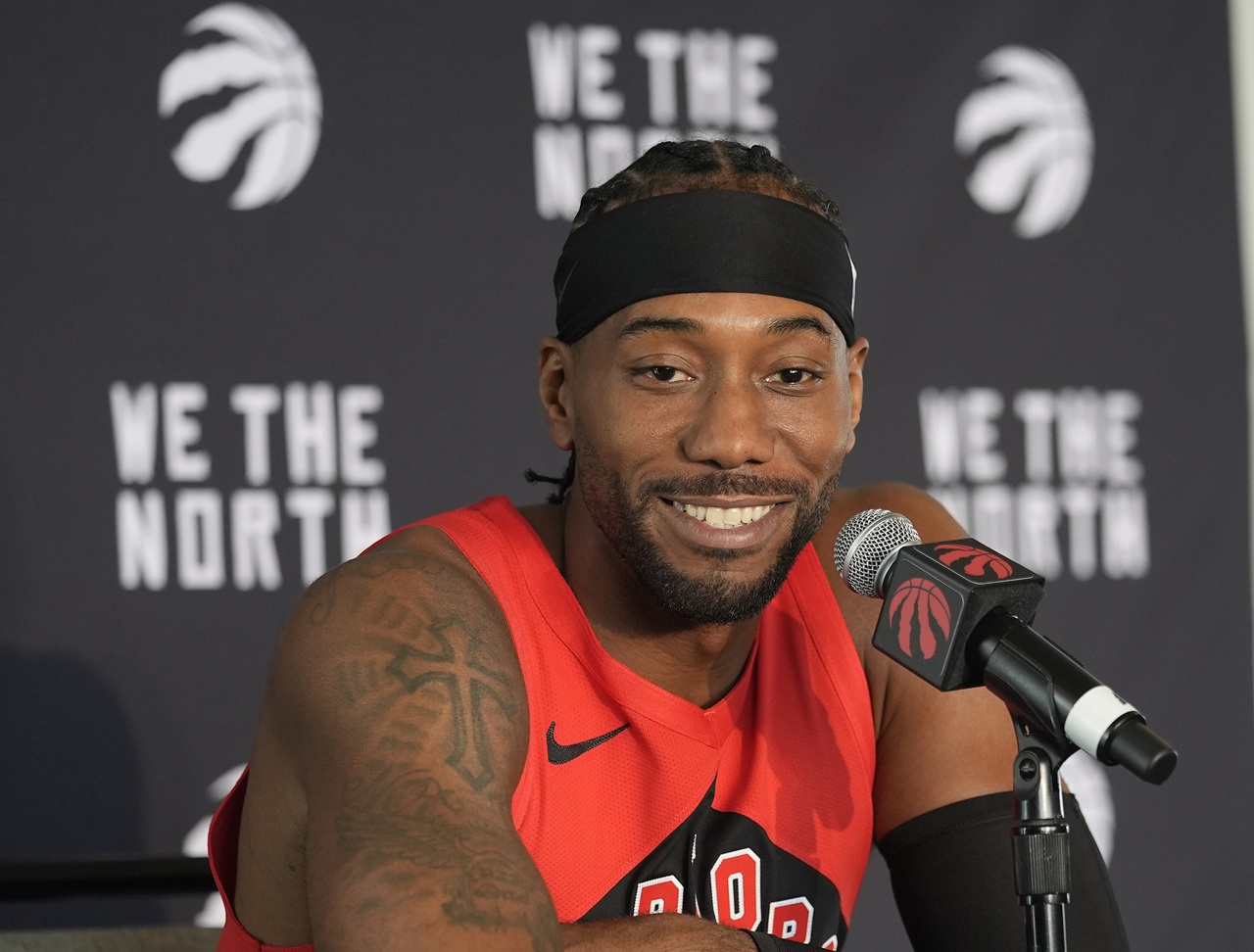 Kawhi Leonard regresa a los Raptors para la temporada 2026-27
