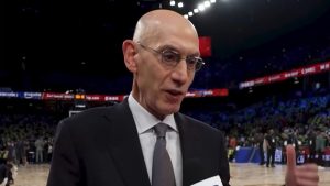 Adam Silver atiende a los medios.