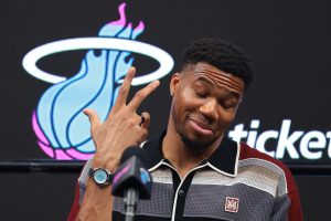 Giannis Antetokounmpo en su presentación con Miami Heat