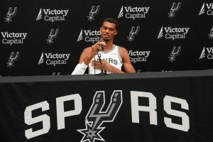 Wemby en rueda de prensa con los Spurs