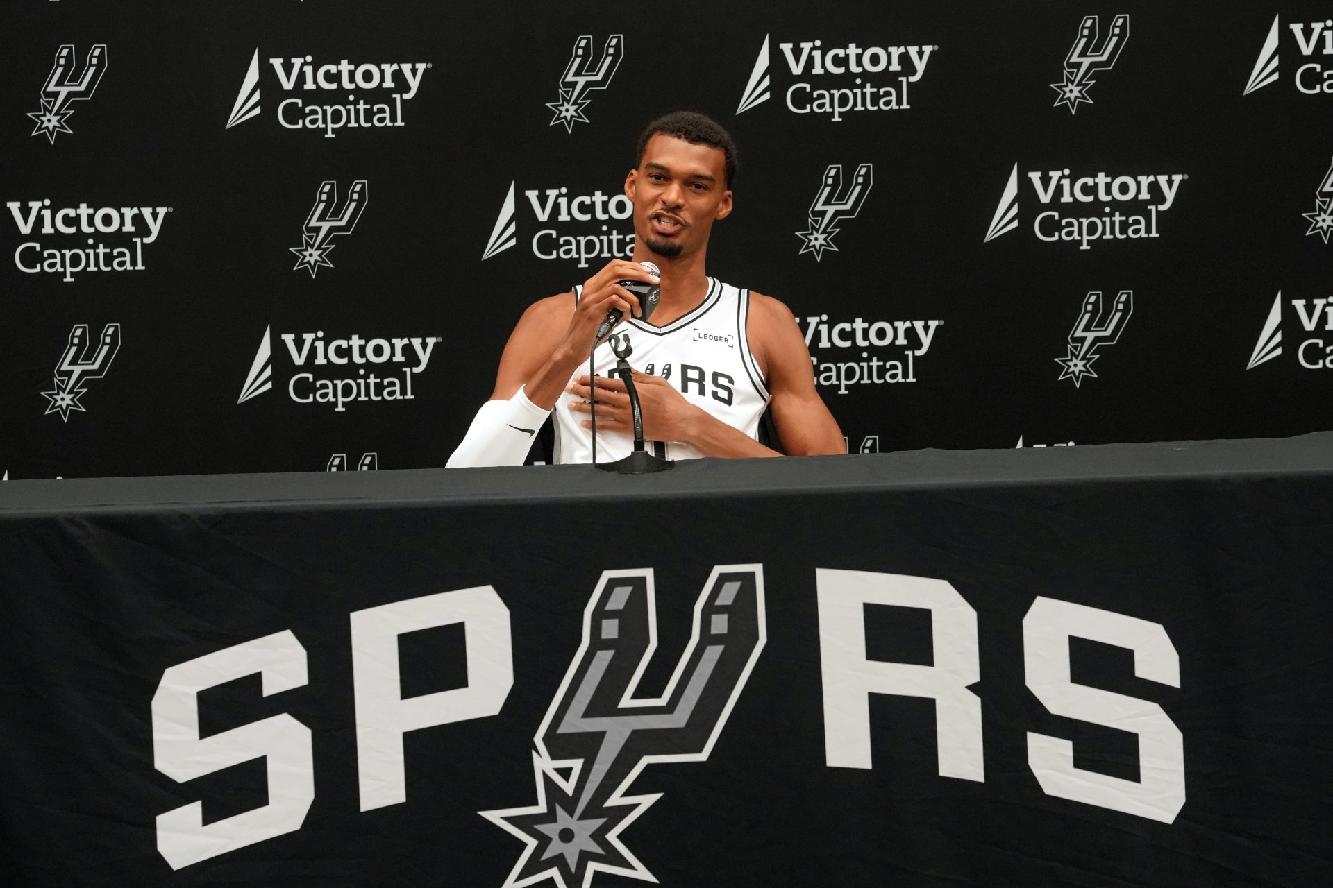 Spurs y Wemby arrasan en las encuestas a los GM