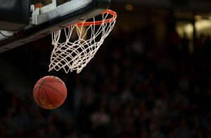Balón de baloncesto cayendo tras pasar por la canasta en un pabellón de la NBA al inicio de la temporada 2026-27